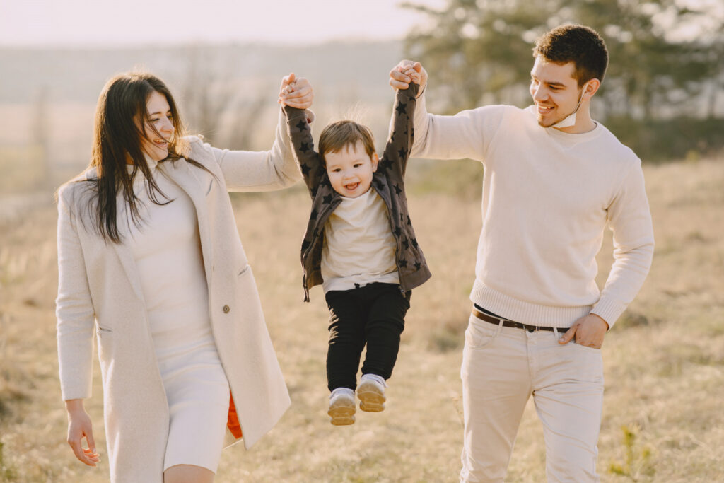 8 Simple Prompts for Natural Family Poses That Feels Timeless